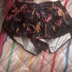 Lululemon Hotty Hot Low Rise Shorts 2.5”